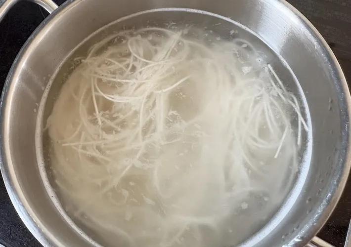 そうめんをゆでている画像（撮影：エニママ）