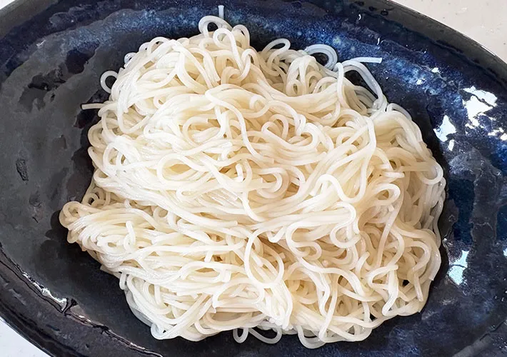 茹でたそうめんを器に盛った画像（撮影:エニママ）