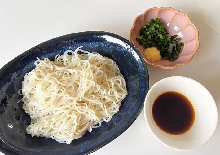 そうめん、薬味、つゆをテーブルに並べた画像（撮影:エニママ）