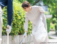 ゴミを拾う人の写真