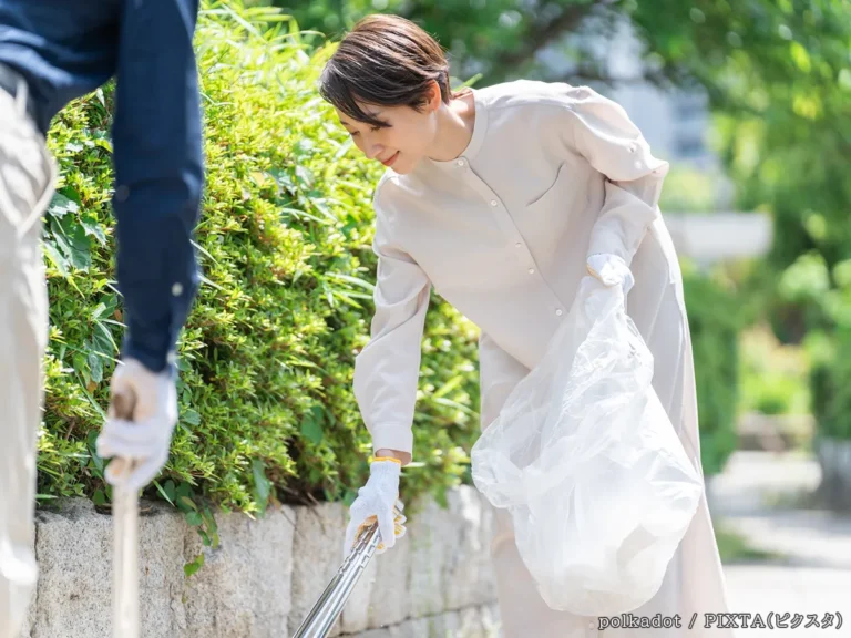 ゴミを拾う人の写真