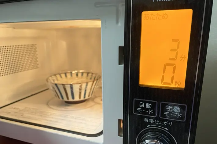 豆乳を電子レンジで加熱する写真（撮影：grapeフード編集部）