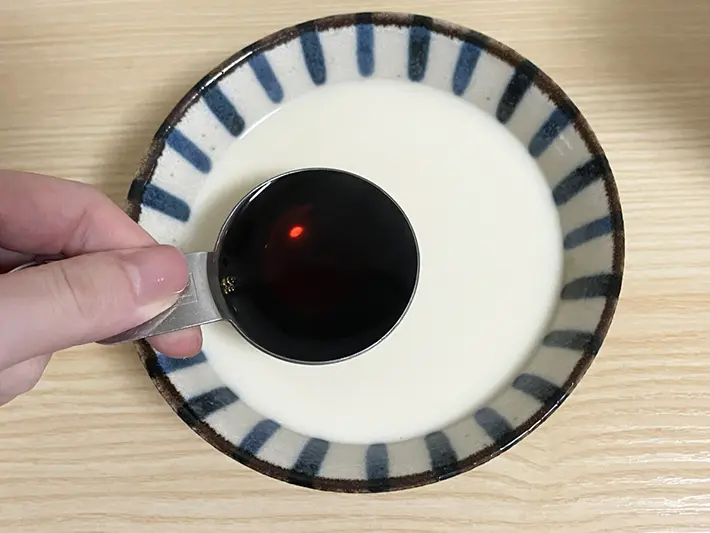 豆乳に『味ぽん』をかける写真（撮影：grapeフード編集部）