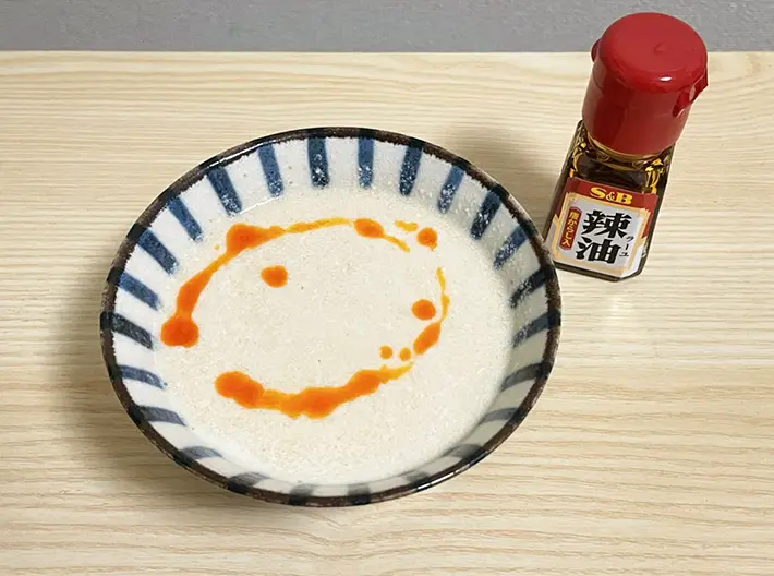 豆乳と『味ぽん』を混ぜたものにラー油をかけた写真（撮影：grapeフード編集部）