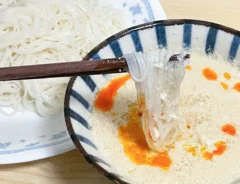 そうめんとつゆの写真（撮影：grapeフード編集部）