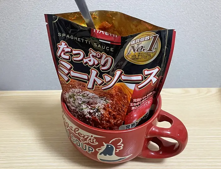 ミートソースのパウチを器に入れて使う写真（撮影：grapeライフハック編集部）