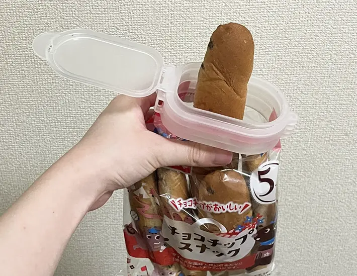 スティックパンの袋に『冷凍食品用袋キャップ（大きめ食材用）』をはめた写真（撮影：grapeライフハック編集部）