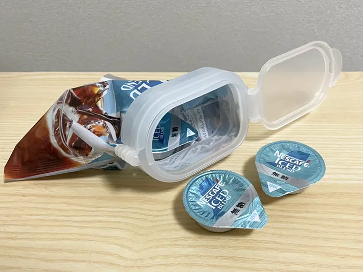 コーヒーポーションの袋に『冷凍食品用袋キャップ（大きめ食材用）』をはめた写真（撮影：grapeライフハック編集部）