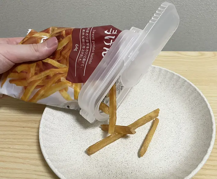 お菓子の袋に『冷凍食品用袋キャップ（小さめ食材用）』を使う写真（撮影：grapeライフハック編集部）