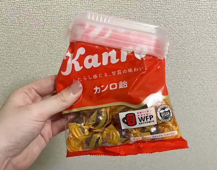 飴に『冷凍食品用袋キャップ（小さめ食材用）』を装着した写真（撮影：grapeライフハック編集部）