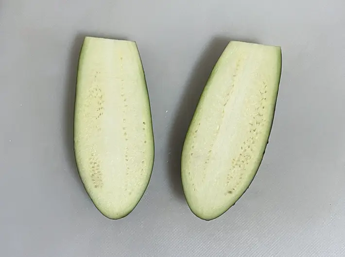 半分に切ったナスの写真（撮影：grapeフード編集部）