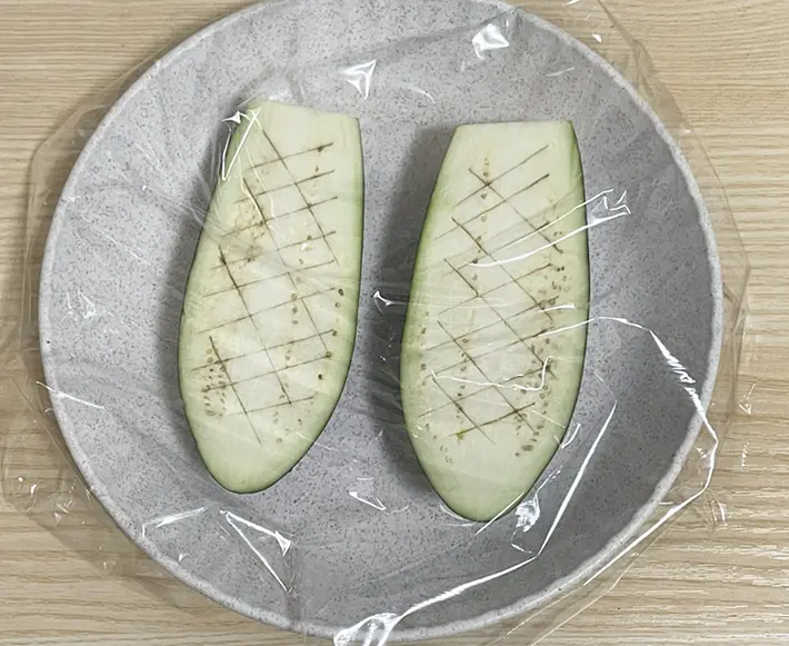 ナスを皿にのせてラップをかけた写真（撮影：grapeフード編集部）