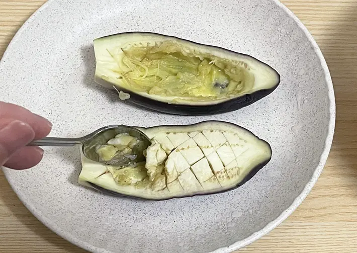 ナスの果肉をスプーンですくう写真（撮影：grapeフード編集部）