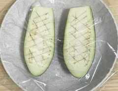 ナスを皿にのせてラップをかけた写真（撮影：grapeフード編集部）