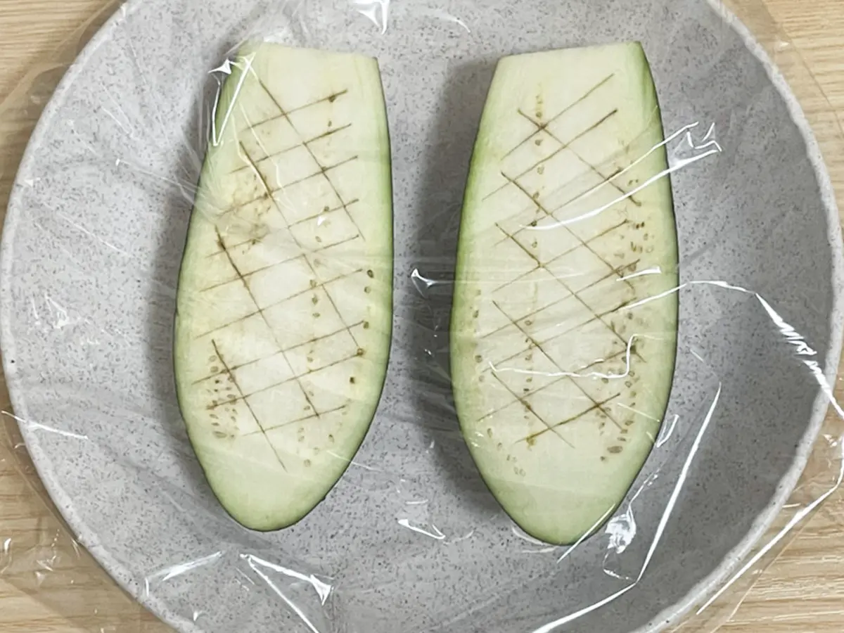 ナスを皿にのせてラップをかけた写真（撮影：grapeフード編集部）