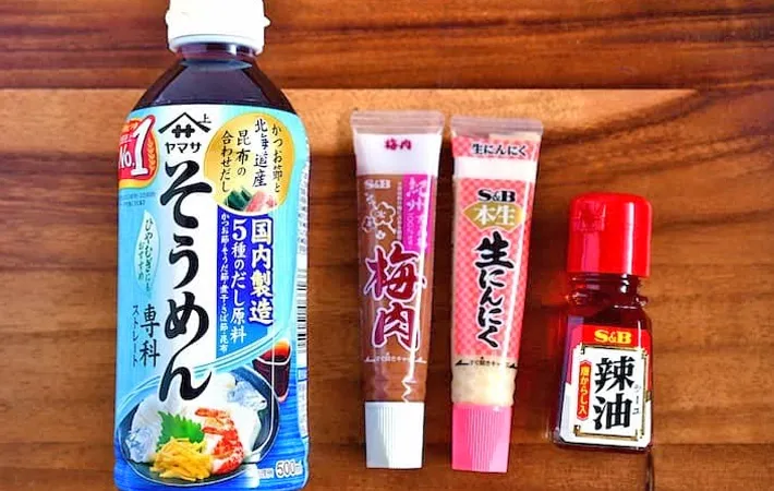 『そうめんつゆ、梅肉、おろしにんにく、ラー油』の写真（撮影：小泉明代）