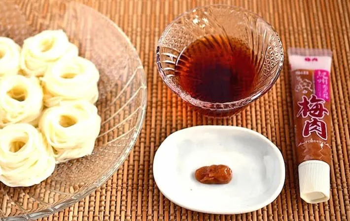 『そうめんとつゆ、梅肉』の写真（撮影：小泉明代）