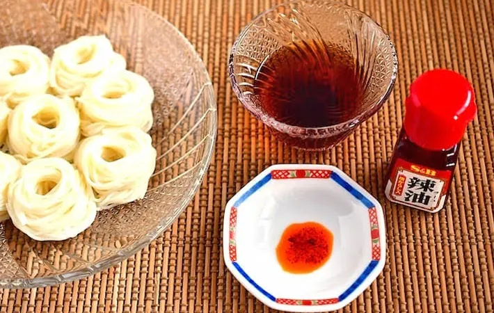 『そうめんとつゆ、ラー油』の写真（撮影：小泉明代）