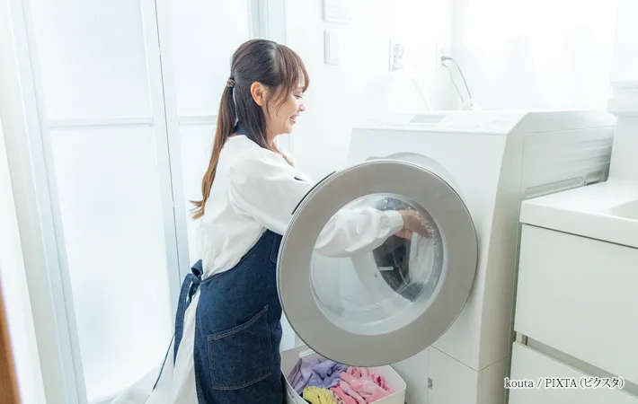 『洗濯をする主婦』の写真