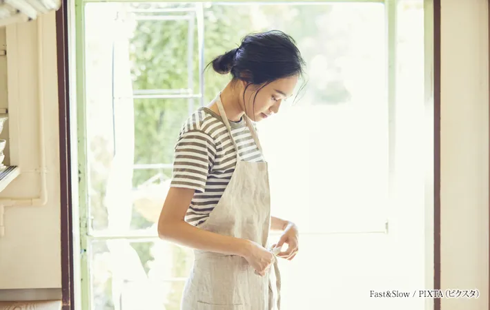 『女性 ライフスタイル 料理』の写真