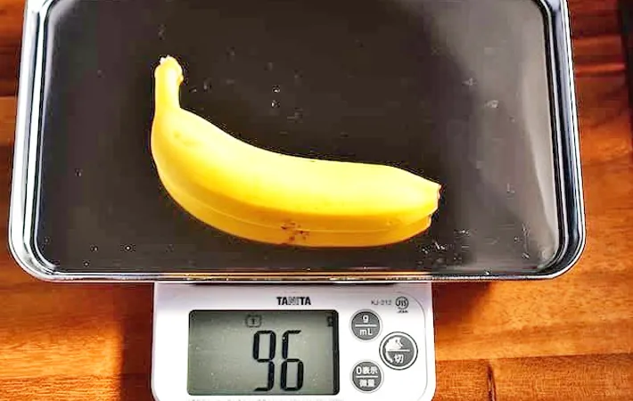 『バナナヨーグルトの玉子焼き器ケーキ』を作る写真（撮影：小泉明代）