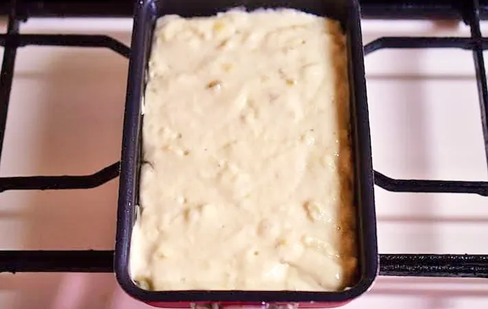 『バナナヨーグルトの玉子焼き器ケーキ』を作る写真（撮影：小泉明代）