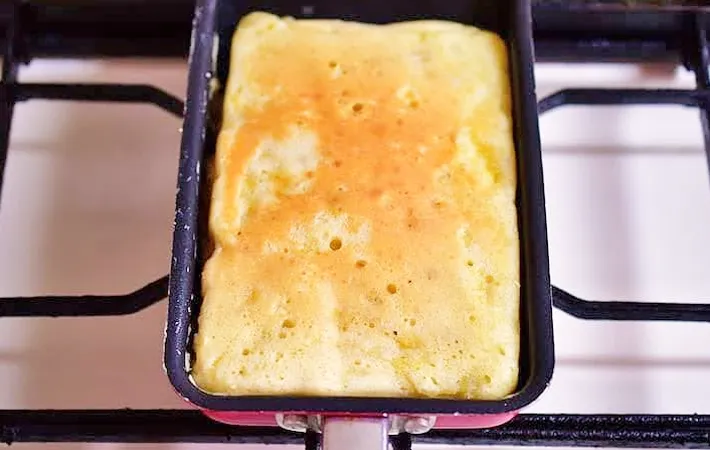 『バナナヨーグルトの玉子焼き器ケーキ』を作る写真（撮影：小泉明代）
