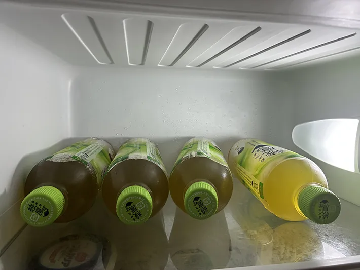 冷蔵庫で平置きになっているペットボトル（撮影：grapeライフハック編集部）