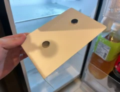 マグネットをつけたブックエンド(撮影:grapeライフハック編集部)