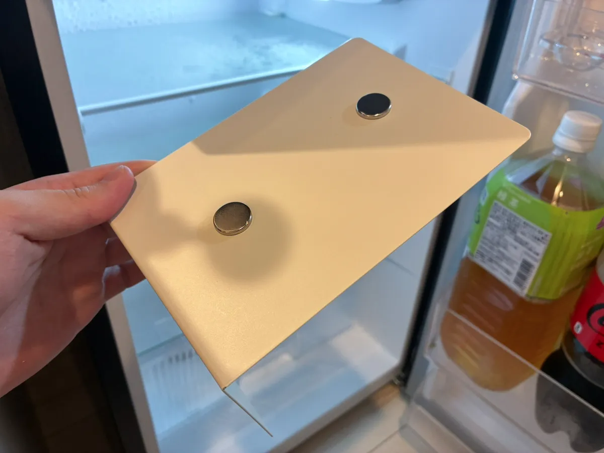マグネットをつけたブックエンド(撮影:grapeライフハック編集部)