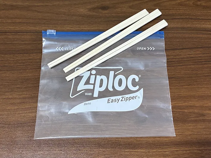 机に置かれたジッパー袋と割り箸（撮影：grapeライフハック編集部）
