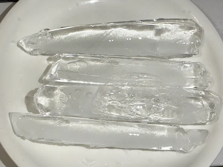 ジッパー袋で作った細長い氷（撮影：grapeライフハック編集部）