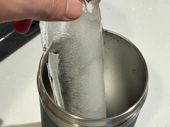 水筒に細長い氷を入れる場面（撮影：grapeライフハック編集部）