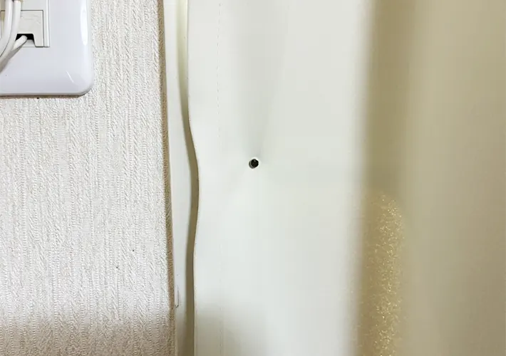 カーテン隙間の日差しを防ぐライフハック写真（撮影：grapeライフハック編集部）