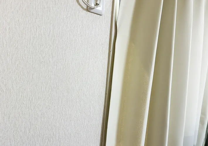 カーテン隙間の日差しを防ぐライフハック写真（撮影：grapeライフハック編集部）