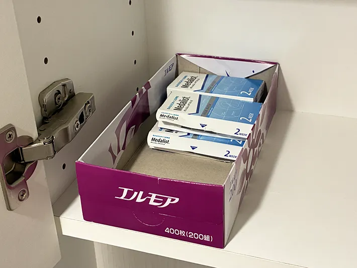 箱ティッシュケースに入れたコンタクトレンズ（撮影：grapeライフハック編集部）