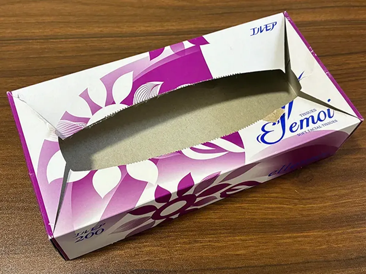 四辺に切れ込みを入れた箱ティッシュ(撮影:grapeライフハック編集部)