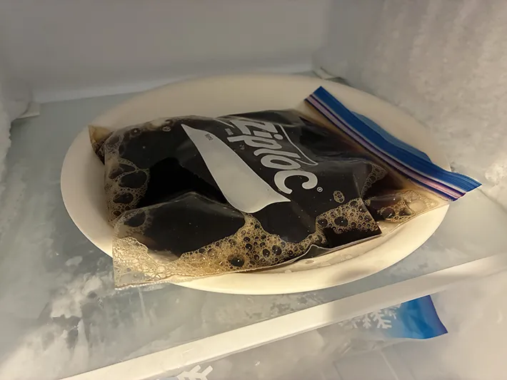 コーヒーを入れたジッパー袋を凍らせる場面（撮影：grapeフード編集部）