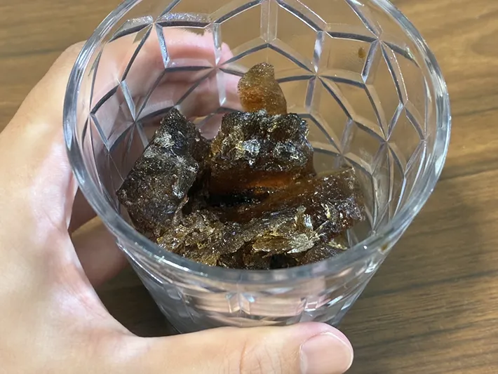 グラスに入れたコーヒー氷（撮影：grapeフード編集部）