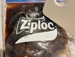 まな板でコーヒー氷を割る場面（撮影：grapeフード編集部）