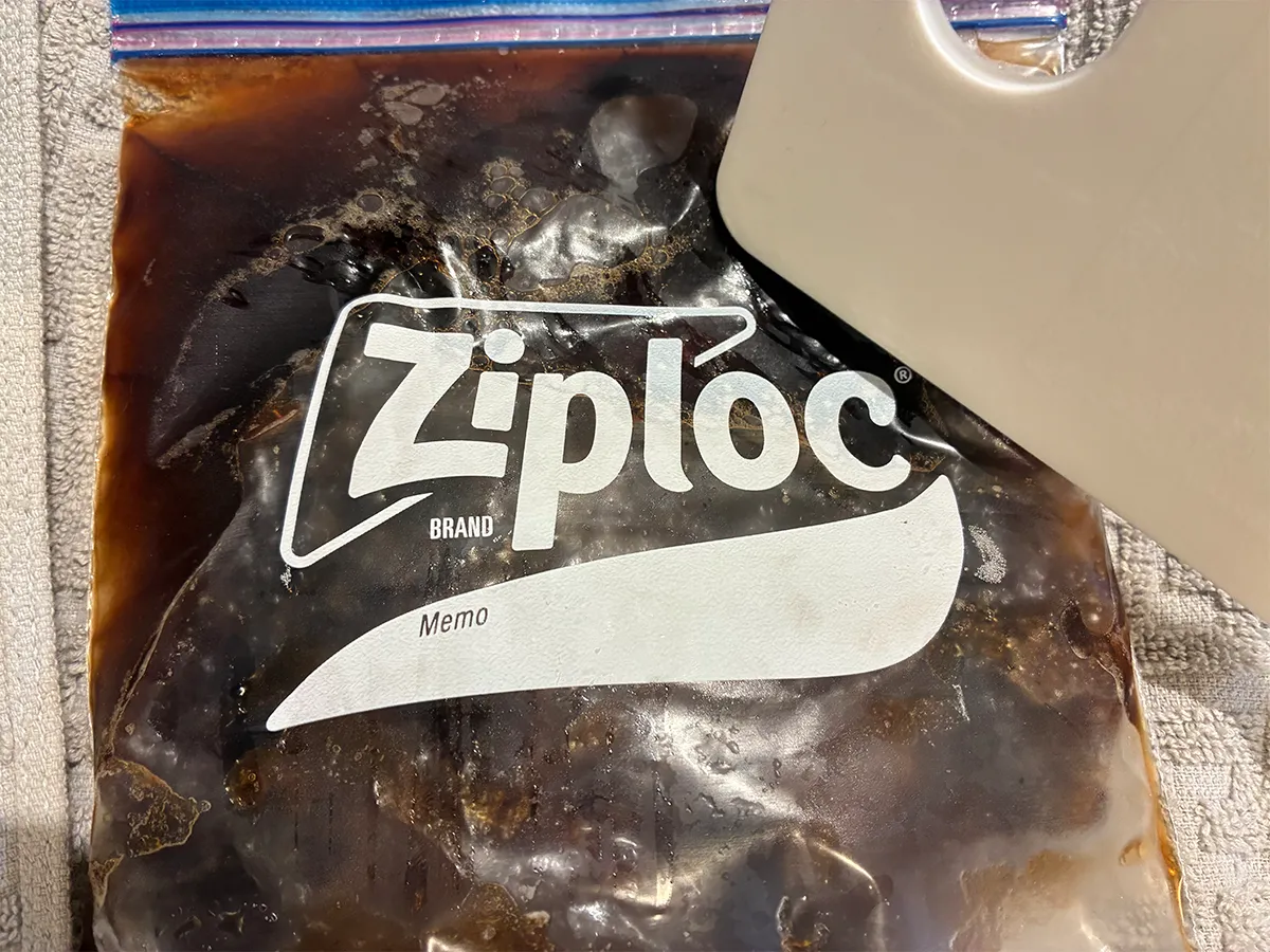 まな板でコーヒー氷を割る場面(撮影:grapeフード編集部)