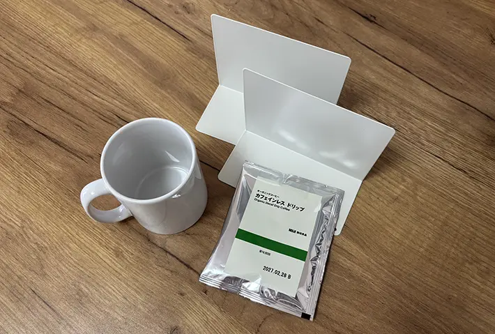 ドリップコーヒーとマグカップとブックエンドの写真（撮影：grapeフード編集部）