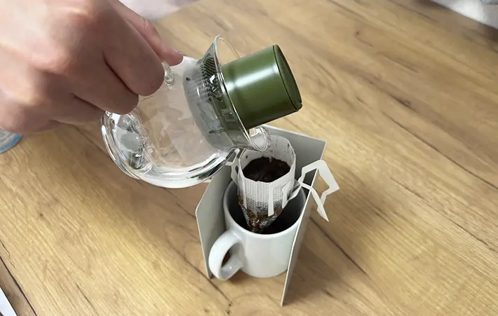 ドリップコーヒーにお湯を注ぐ写真（撮影：grapeフード編集部）