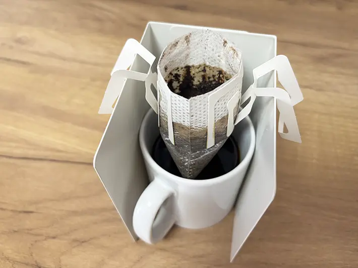 ドリップコーヒーとブックエンドとマグカップの写真（撮影：grapeフード編集部）