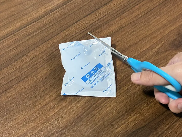 保冷剤の角をハサミで切る場面（撮影：grapeライフハック編集部）