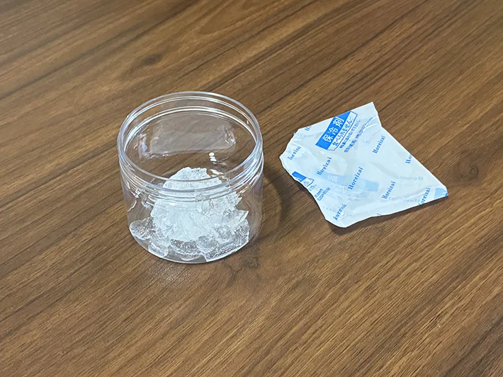 小瓶に出した保冷剤の中身と、外袋（撮影：grapeライフハック編集部）