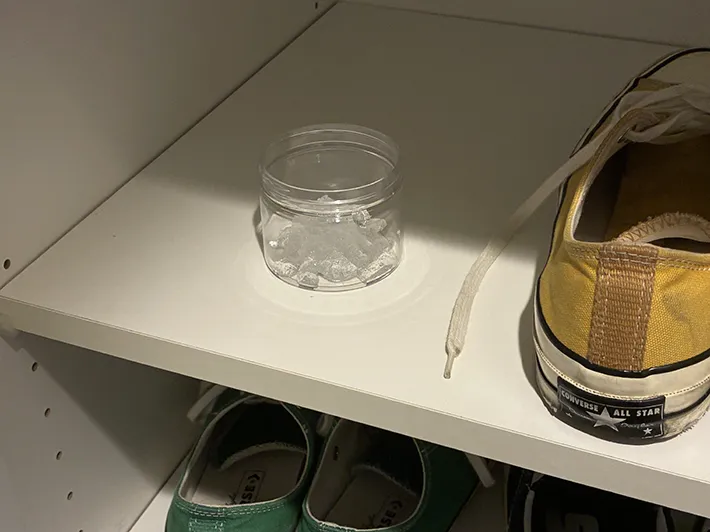 下駄箱に置いた保冷剤の中身（撮影：grapeライフハック編集部）