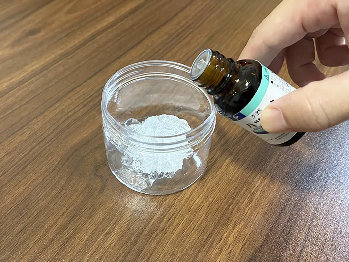 保冷剤の中身にハッカ油を垂らす場面（撮影：grapeライフハック編集部）