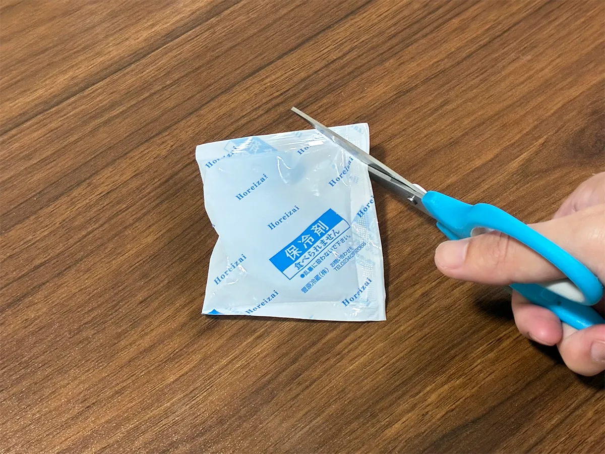 保冷剤の端を切る場面(撮影:grapeライフハック編集部)