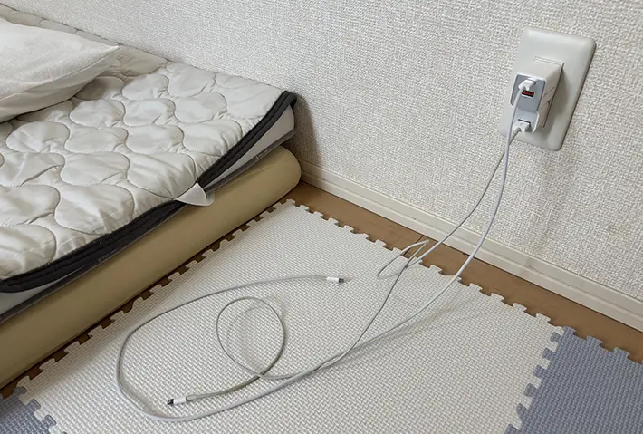 寝室で充電ケーブルが絡まっている写真（撮影：grapeライフハック編集部）